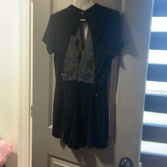 Black velvet romper - Picture 2 of 3